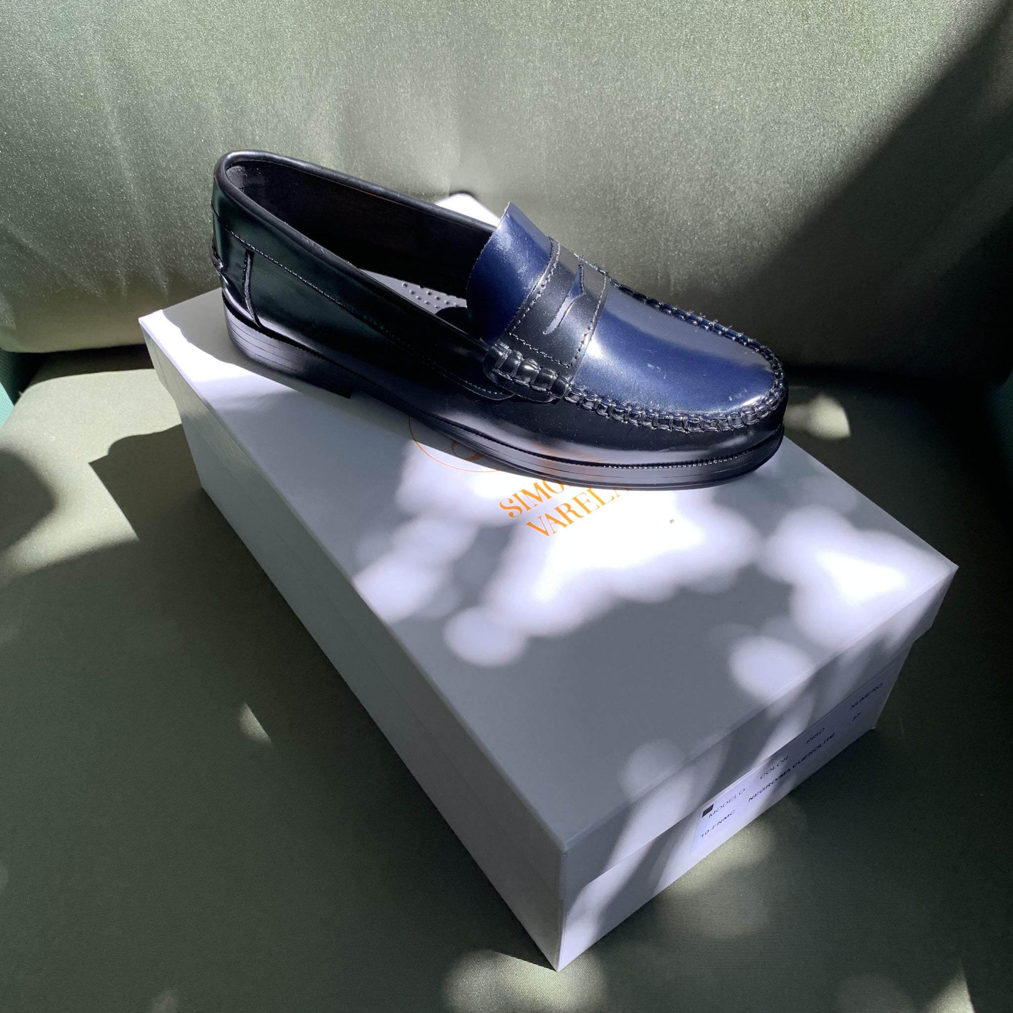 Híspalis Camaleón Negro/Marino · Castellano Mujer · Borlas · Piso Antideslizante