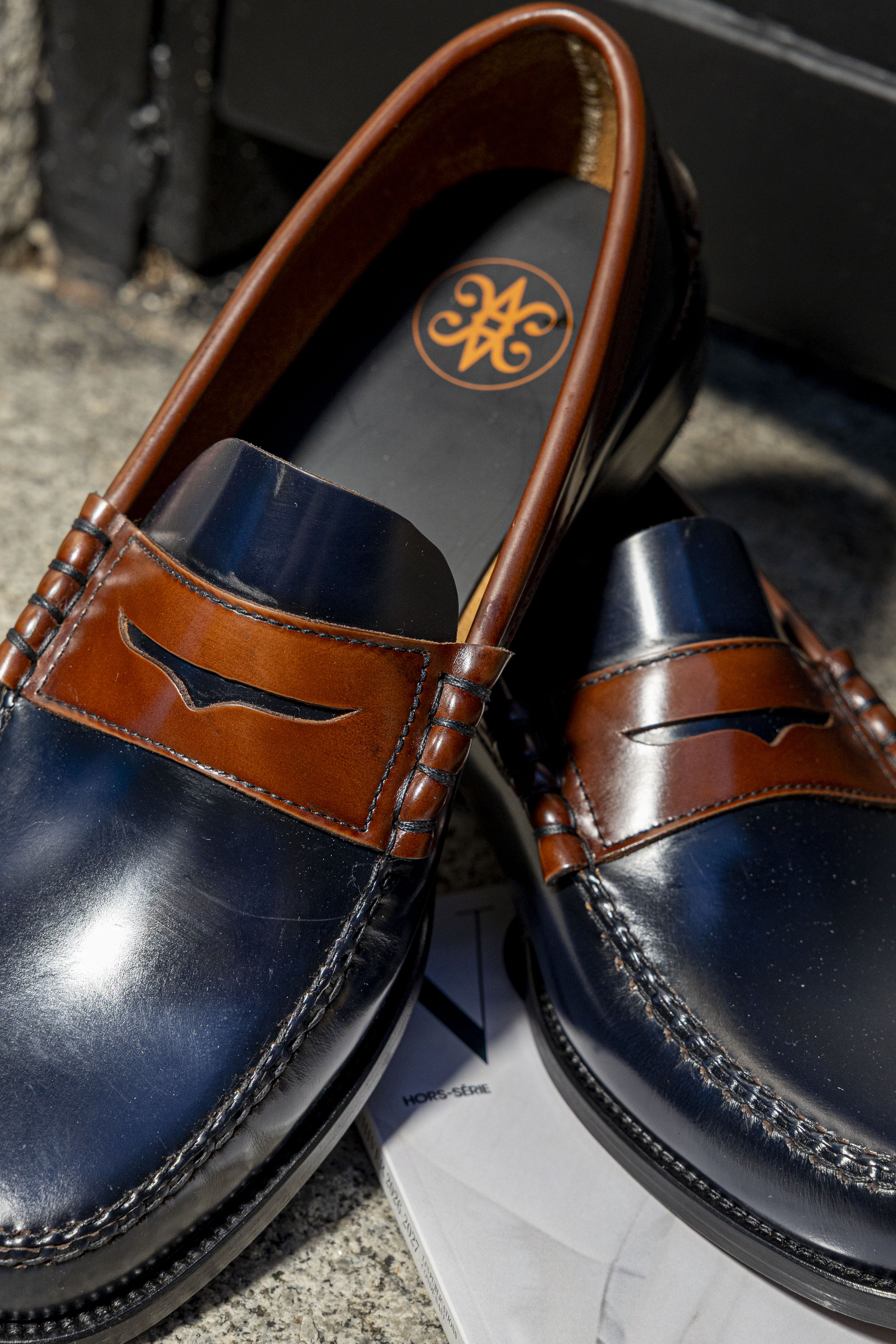 Zapato Castellano Hombre Marino/Marrón Golden Antifaz Camaleón detalle